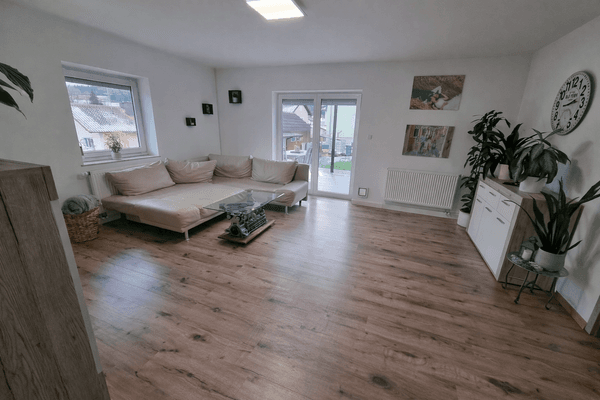 Wohnkomfort auf zwei Ebenen – Erdgeschosswohnung mit ausgebautem Untergeschoss