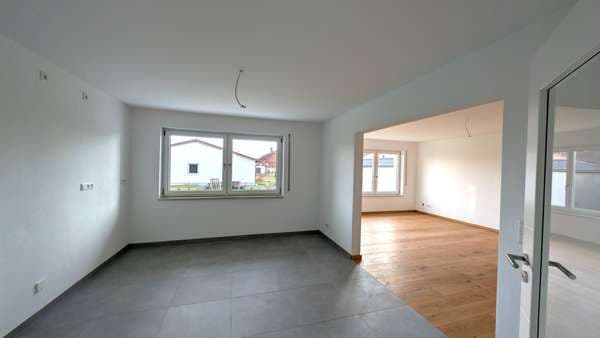 Wohnen mit Komfort: Renovierte Erdgeschosswohnung mit Garten in bevorzugter Lage von Pocking