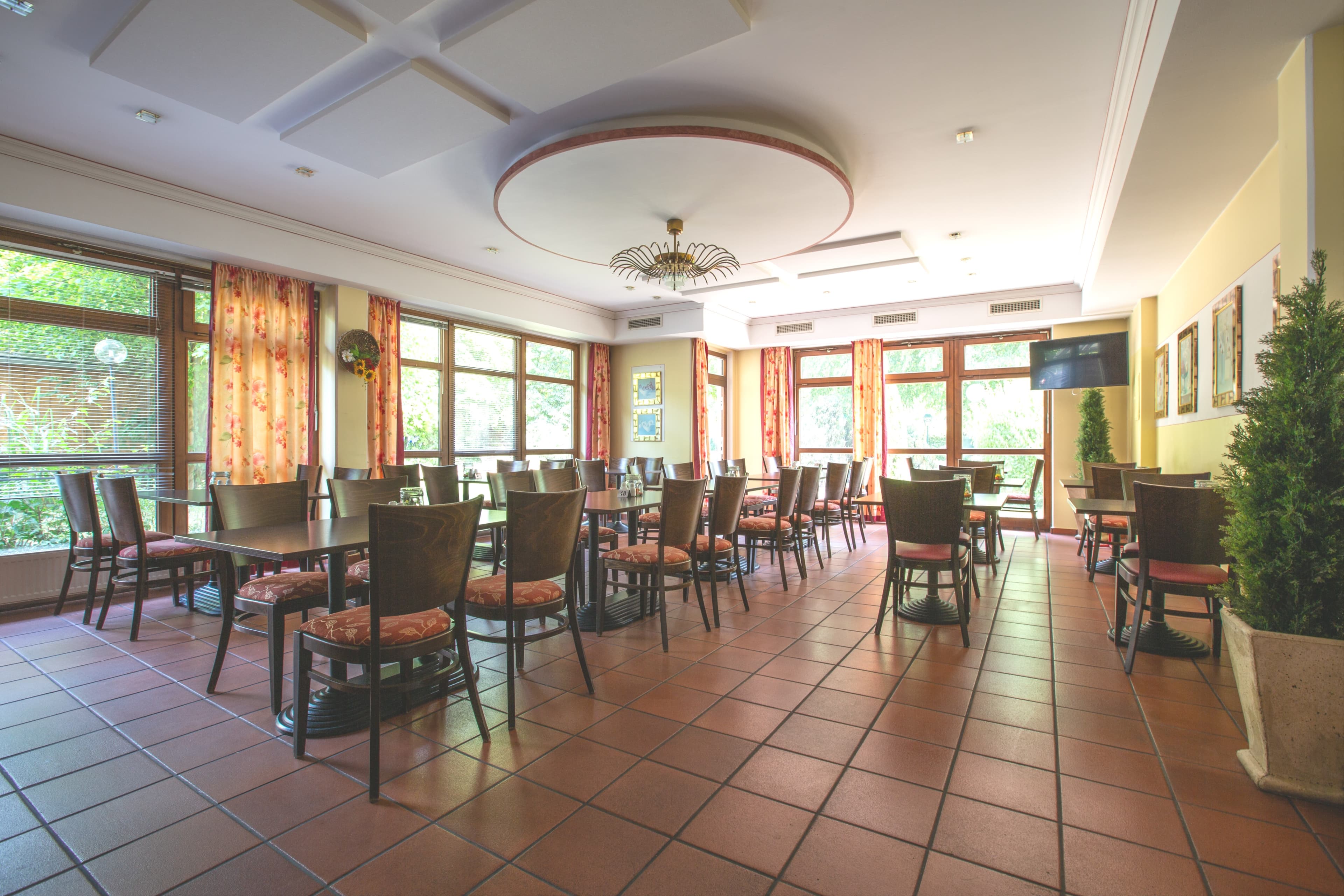 Langfristig vermietete Gewerbefläche mit Potenzial - Image 1