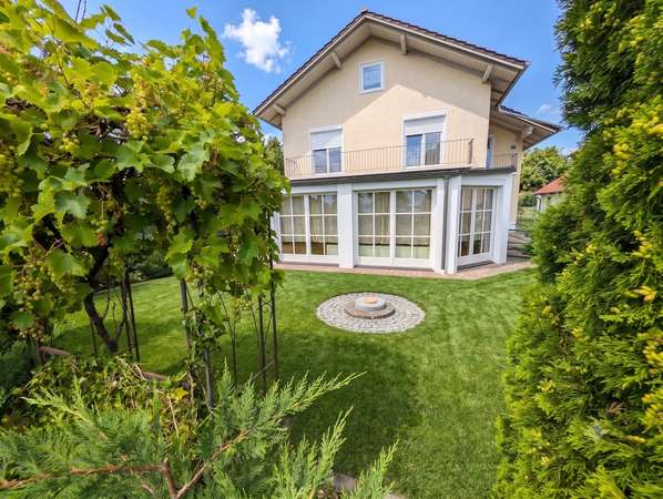 Wohnen wie im Einfamilienhaus: Erdgeschosswohnung mit direktem Gartenzugang, Wintergarten & Freisitz