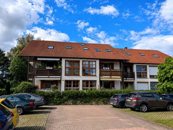 Wohnen im Grünen – Gepflegte Eigentumswohnung mit Südbalkon und Stellplatz in Bad Griesbach